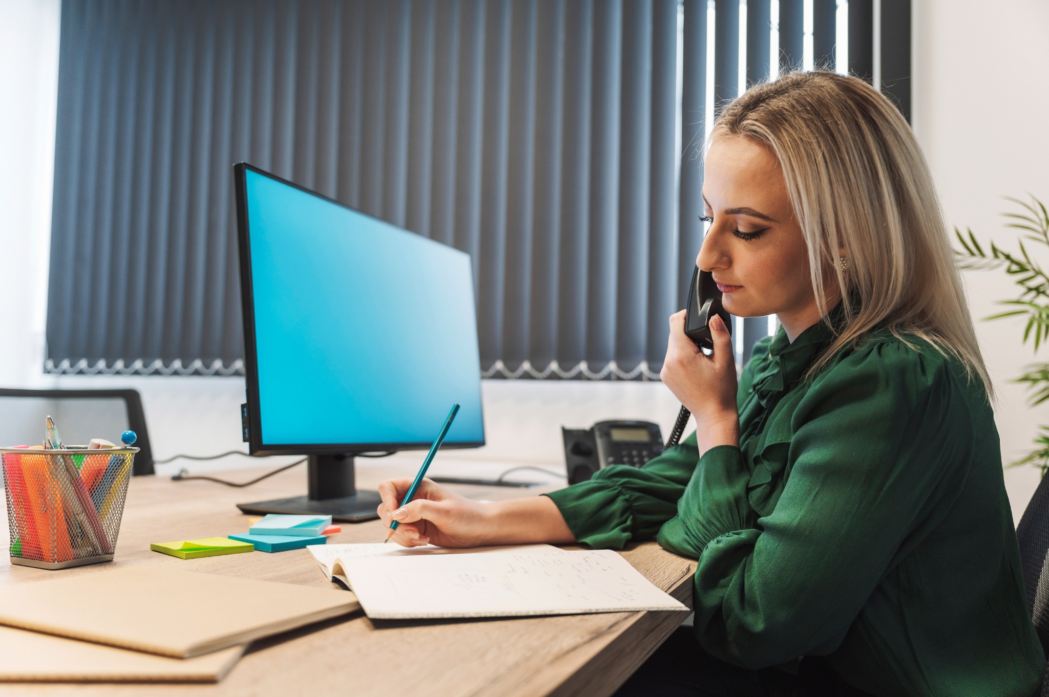 Assistante assurant un support téléphonique